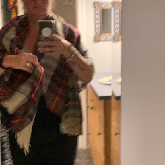 Large plaid scarf/wrap - Picture 6 of 7
